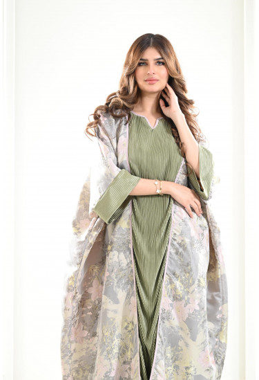 جلابية طويلة بلمسات من الزهور