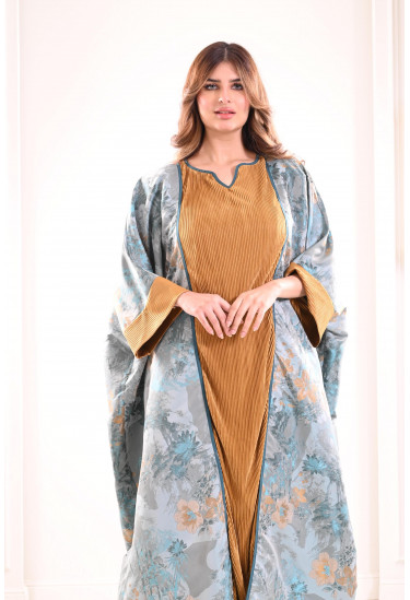 جلابية طويلة بلمسات من الزهور