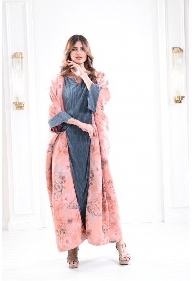 جلابية طويلة بلمسات من الزهور