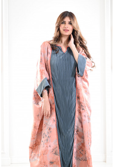 جلابية طويلة بلمسات من الزهور