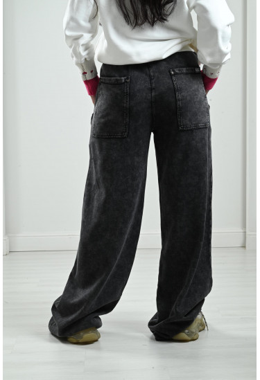 بنطلون جينز بقصة واسعة