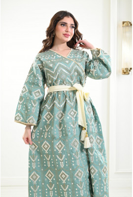 جلابية مطرزة بنمط لف جلابية مطرزة بنمط لف