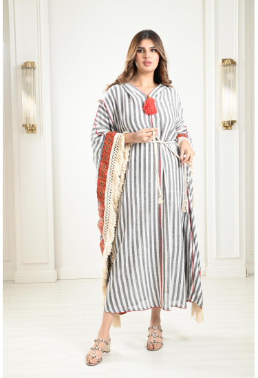 جلابية مخططة بغطاء رأس متصل