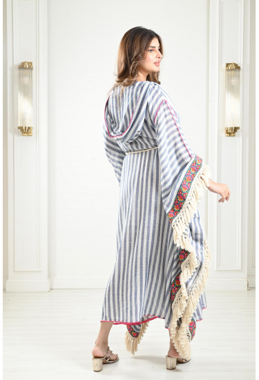 جلابية مخططة بغطاء رأس متصل