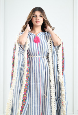 جلابية مخططة بغطاء رأس متصل جلابية مخططة بغطاء رأس متصل