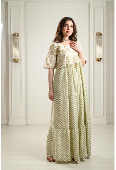 جلابية مطرزة بنمط أدوار بكشكشة جلابية مطرزة بنمط أدوار بكشكشة