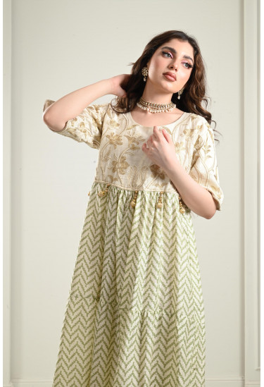 جلابية مطرزة بنمط أدوار بكشكشة جلابية مطرزة بنمط أدوار بكشكشة