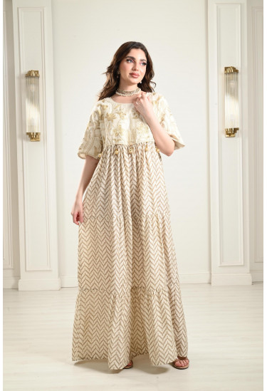 جلابية مطرزة بنمط أدوار بكشكشة جلابية مطرزة بنمط أدوار بكشكشة