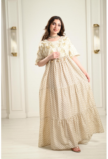 جلابية مطرزة بنمط أدوار بكشكشة جلابية مطرزة بنمط أدوار بكشكشة