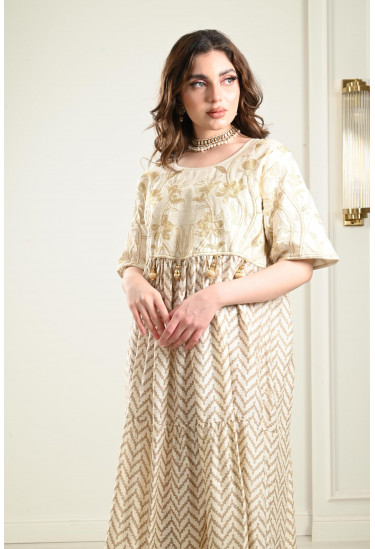 جلابية مطرزة بنمط أدوار بكشكشة جلابية مطرزة بنمط أدوار بكشكشة