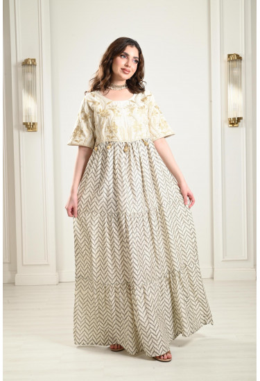 جلابية مطرزة بنمط أدوار بكشكشة جلابية مطرزة بنمط أدوار بكشكشة