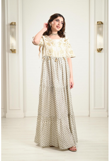 جلابية مطرزة بنمط أدوار بكشكشة جلابية مطرزة بنمط أدوار بكشكشة