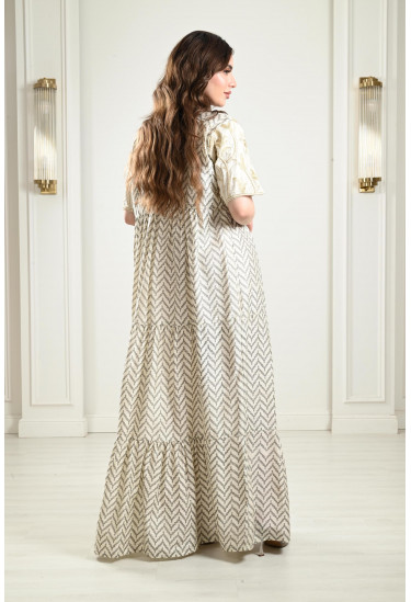 جلابية مطرزة بنمط أدوار بكشكشة جلابية مطرزة بنمط أدوار بكشكشة