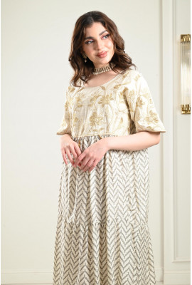 جلابية مطرزة بنمط أدوار بكشكشة جلابية مطرزة بنمط أدوار بكشكشة