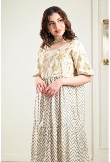 جلابية مطرزة بنمط أدوار بكشكشة جلابية مطرزة بنمط أدوار بكشكشة