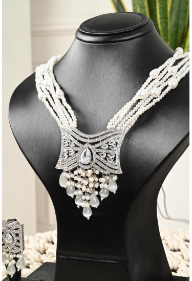 قلادة كرستال مع قراط أنيق قلادة كرستال مع قراط أنيق