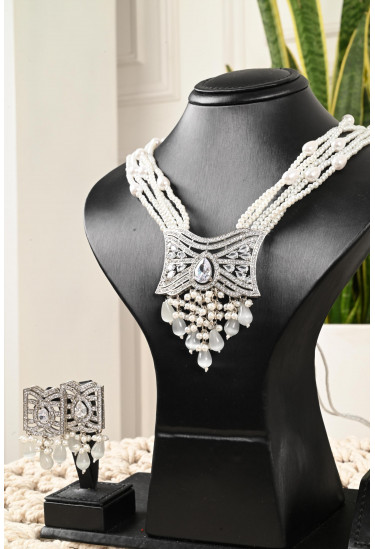 قلادة كرستال مع قراط أنيق قلادة كرستال مع قراط أنيق