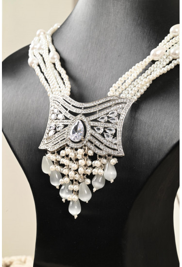 قلادة كرستال مع قراط أنيق قلادة كرستال مع قراط أنيق