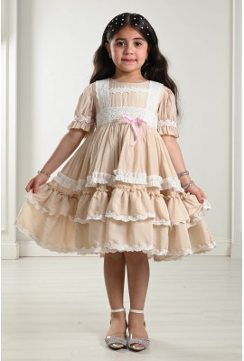 فستان بناتي مُزين بشرائط دانتيل