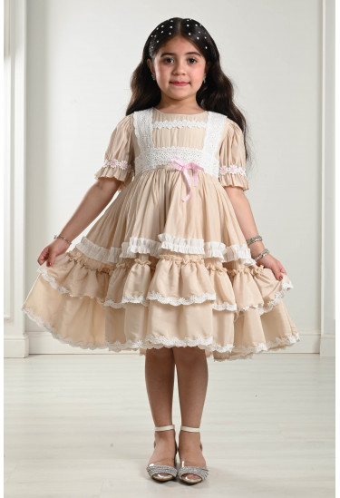 فستان بناتي مُزين بشرائط دانتيل