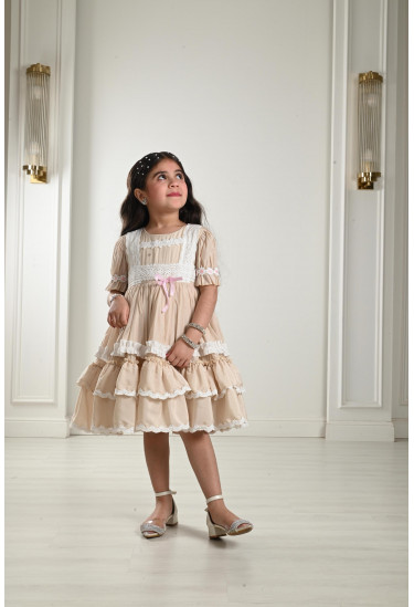 فستان بناتي مُزين بشرائط دانتيل