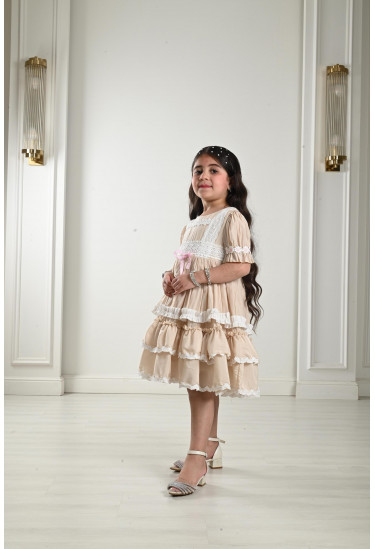 فستان بناتي مُزين بشرائط دانتيل