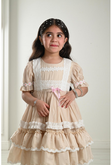 فستان بناتي مُزين بشرائط دانتيل