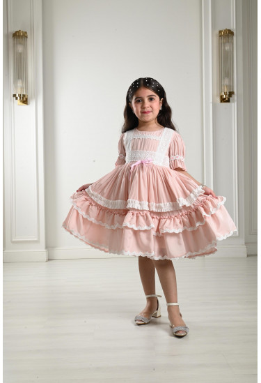 فستان بناتي مُزين بشرائط دانتيل