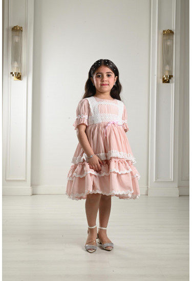 فستان بناتي مُزين بشرائط دانتيل