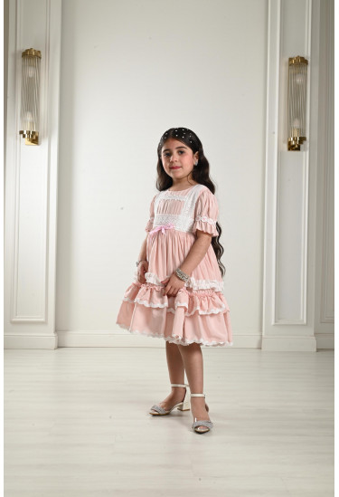 فستان بناتي مُزين بشرائط دانتيل