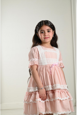 فستان بناتي مُزين بشرائط دانتيل