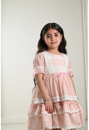 فستان بناتي مُزين بشرائط دانتيل