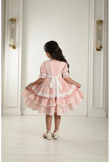 فستان بناتي مُزين بشرائط دانتيل