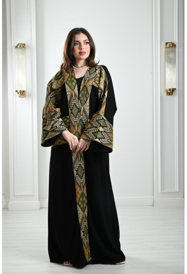 بشت مطرز بأكمام واسعة بشت مطرز بأكمام واسعة