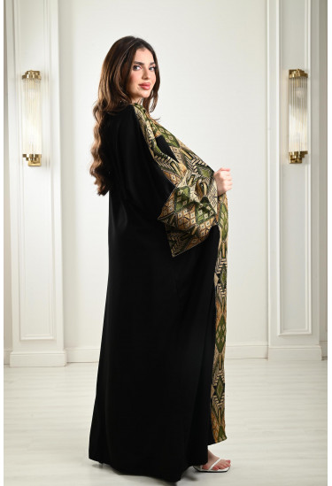 بشت مطرز بأكمام واسعة بشت مطرز بأكمام واسعة