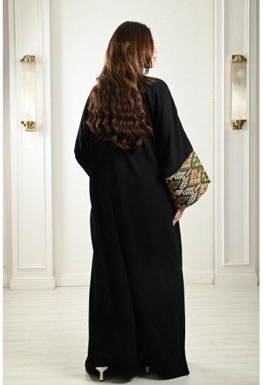 بشت مطرز بأكمام واسعة بشت مطرز بأكمام واسعة