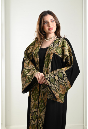 بشت مطرز بأكمام واسعة بشت مطرز بأكمام واسعة