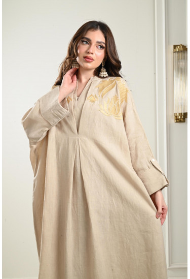 جلابية طويلة منقوشة علي الصدر
