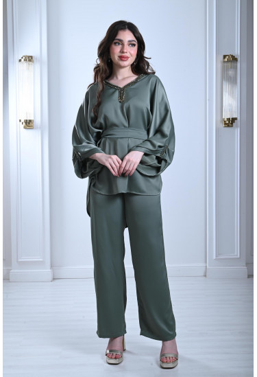 طقم نسائي بتفاصيل مطرزة