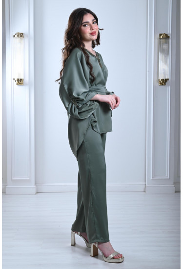 طقم نسائي بتفاصيل مطرزة