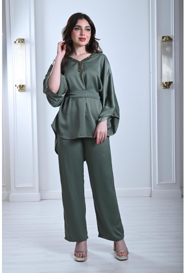 طقم نسائي بتفاصيل مطرزة