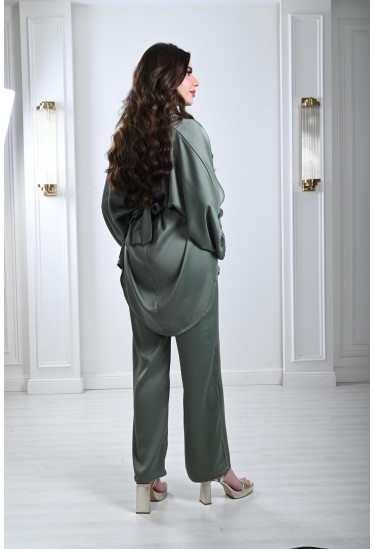 طقم نسائي بتفاصيل مطرزة