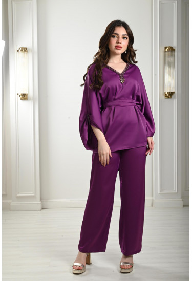 طقم نسائي بتفاصيل مطرزة