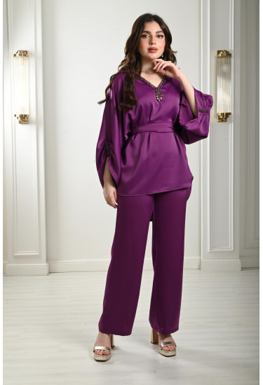 طقم نسائي بتفاصيل مطرزة