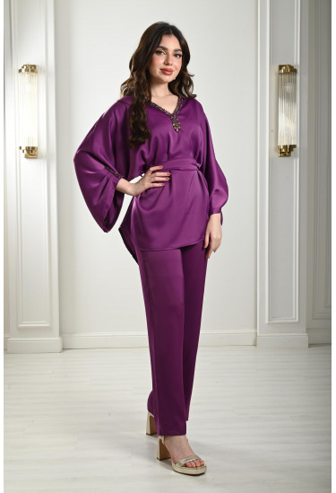 طقم نسائي بتفاصيل مطرزة