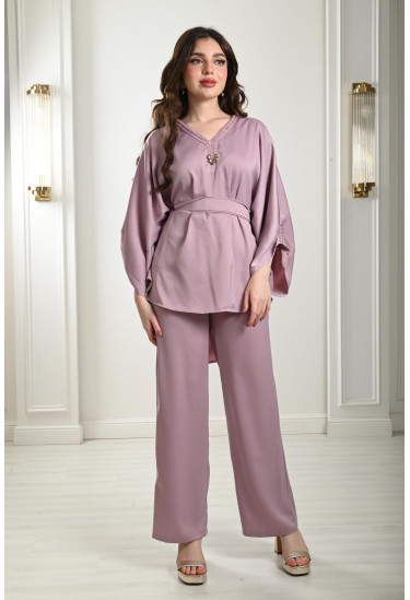 طقم نسائي بتفاصيل مطرزة