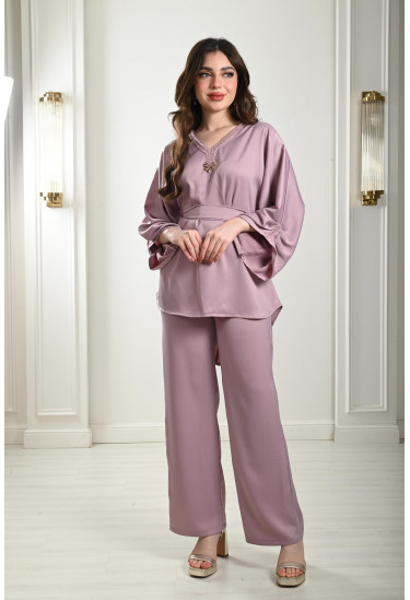 طقم نسائي بتفاصيل مطرزة