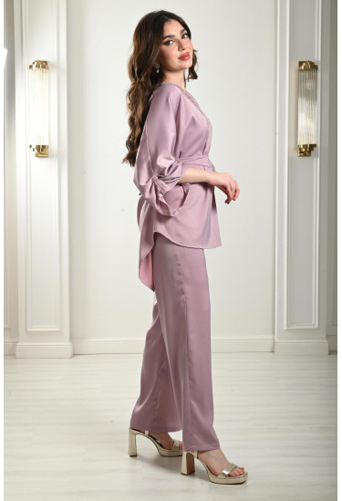 طقم نسائي بتفاصيل مطرزة