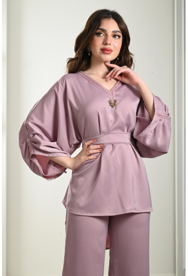 طقم نسائي بتفاصيل مطرزة