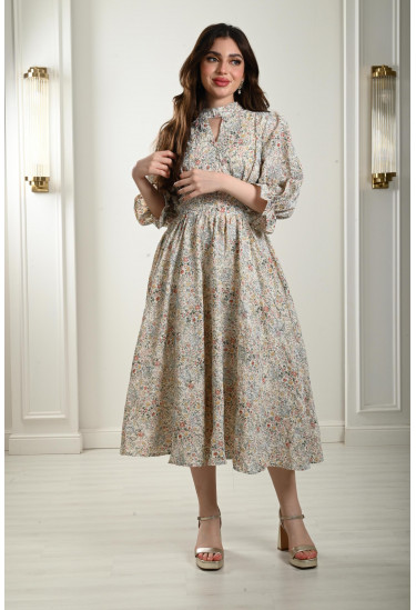 فستان قصير بطباعات زهور رقيقة فستان قصير بطباعات زهور رقيقة